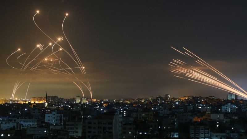 Conflito entre Israel e palestinos: foto mostra luta entre Domo de Ferro e mísseis do Hamas Conflito entre Israel e palestinos: foto mostra luta entre Domo de Ferro e mísseis do Hamas