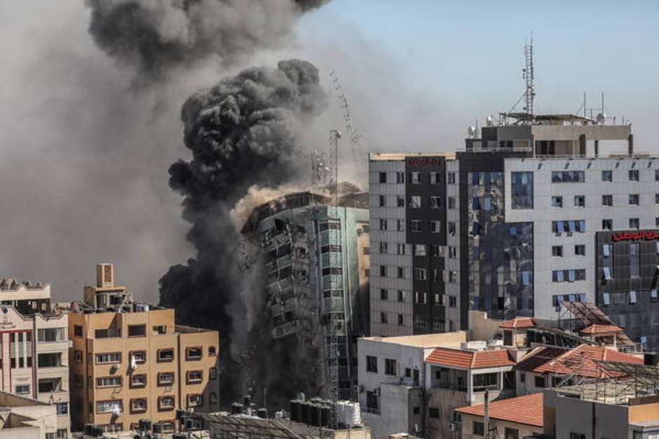 Israel destrói prédio em Gaza que abrigava escritórios de imprensa Israel destrói prédio em Gaza que abrigava escritórios de imprensa