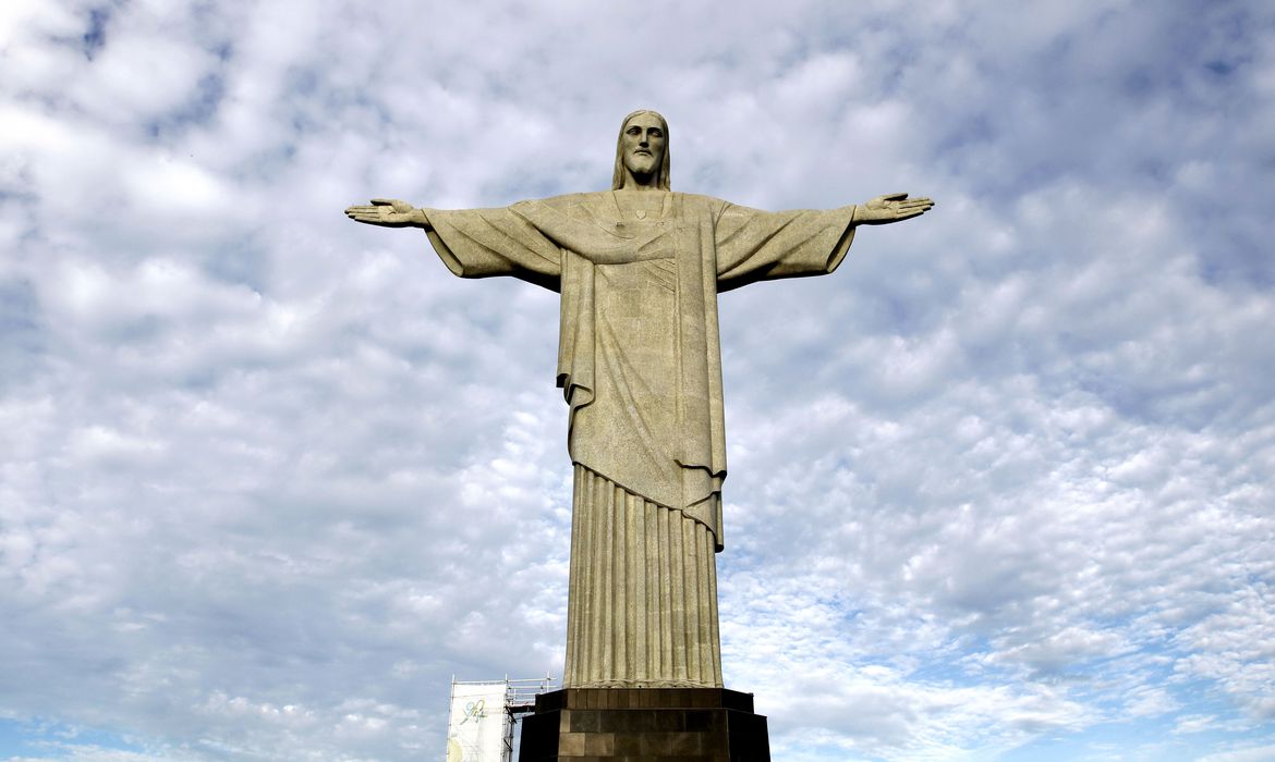 Cristo recebe ilumina&ccedil;&atilde;o para incentivar vacina&ccedil;&atilde;o contra Covid