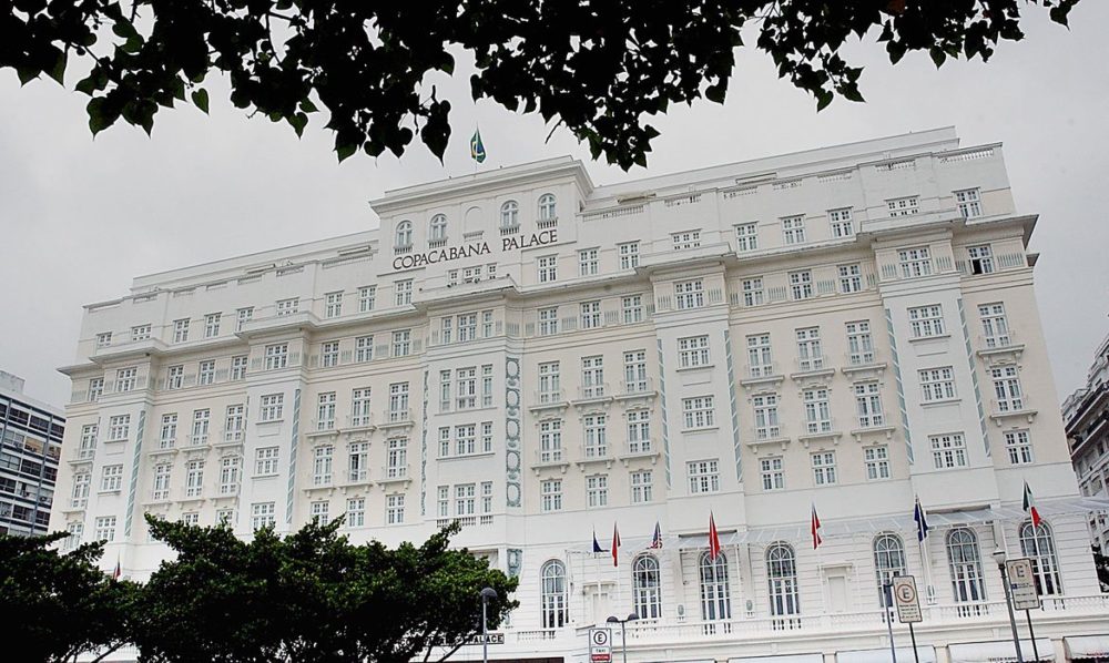 Copacabana Palace é multado em R$ 15 mil por festa com aglomeração Copacabana Palace é multado em R$ 15 mil por festa com aglomeração