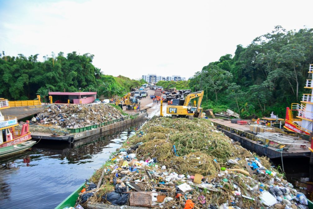 David Almeida acompanha transbordo de 600t de lixo retiradas do rio Negro