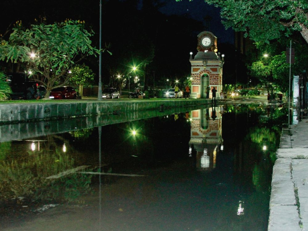 Prefeito confere avan&ccedil;o do rio Negro no Centro de Manaus
