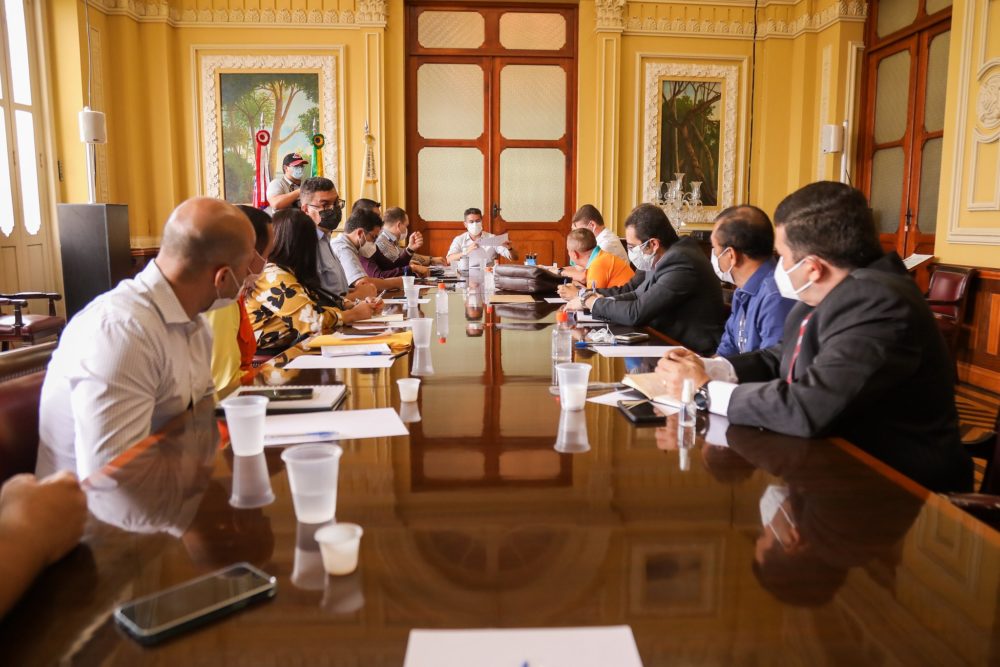 Prefeito re&uacute;ne secret&aacute;rios para definir e acelerar medidas para amenizar efeitos da enchente