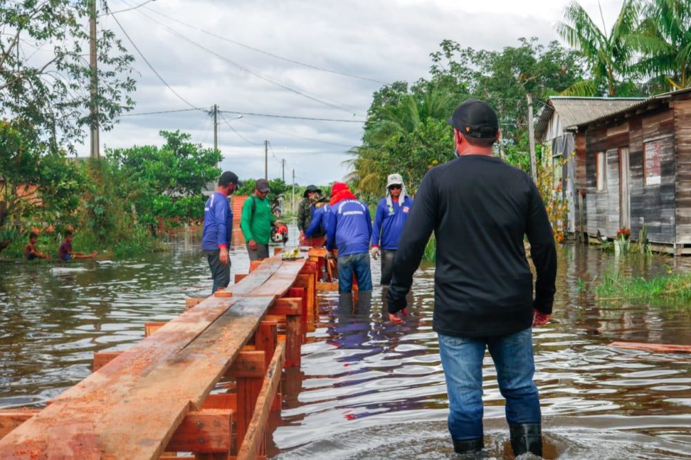 Enchente cobre ruas e Barreirinha ganha passarelas para passagem de pedestres