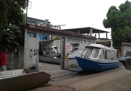 Prefeitura registra alta em notificações por obstrução de calçada e encontra até barco em via pública Prefeitura registra alta em notificações por obstrução de calçada e encontra até barco em via pública