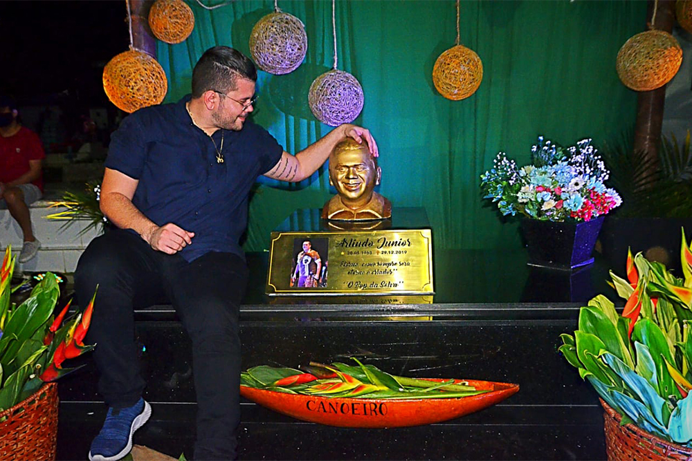 Arlindo Jr. homenageado no cemit&eacute;rio