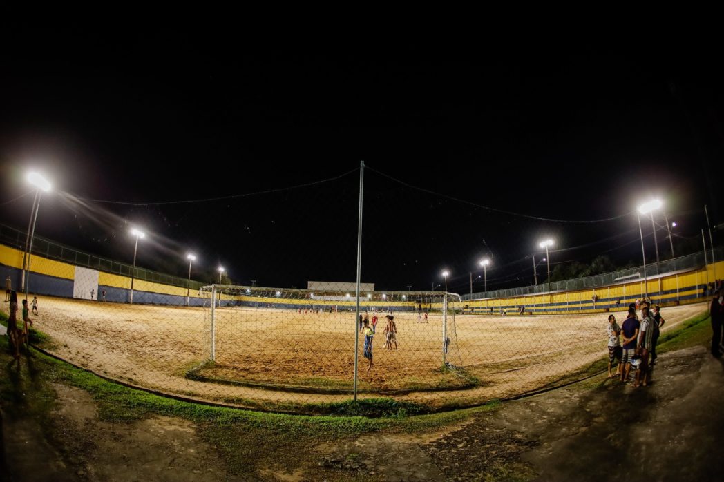 Lumin&aacute;rias a LED s&atilde;o instaladas no campo do CSU do Alvorada