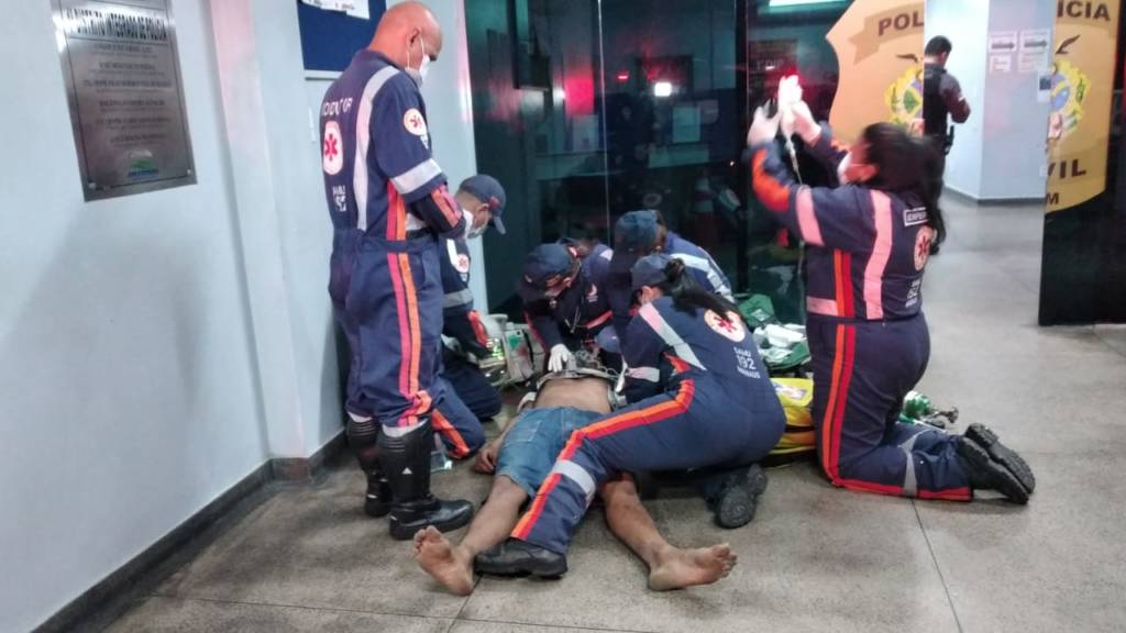 Suspeito de assalto passa mal e precisa ser reanimado após ser levado à delegacia Suspeito de assalto passa mal e precisa ser reanimado após ser levado à delegacia