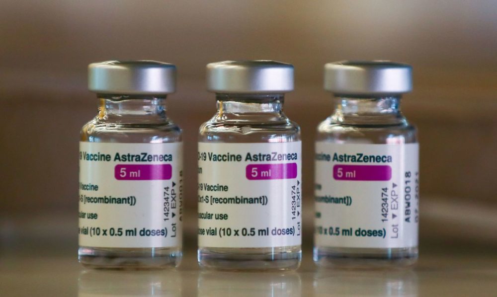 Brasil recebe 5,9 milh&otilde;es de doses da vacina de Oxford neste s&aacute;bado