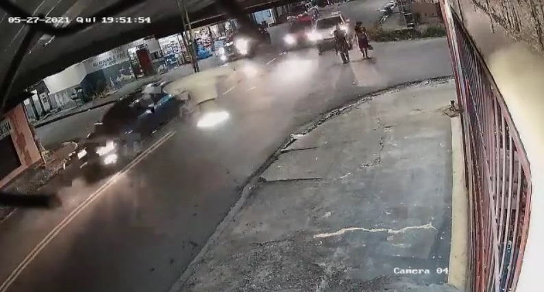 V&iacute;deo mostra mulher sendo atropelada por assaltantes quanto voltava da igreja