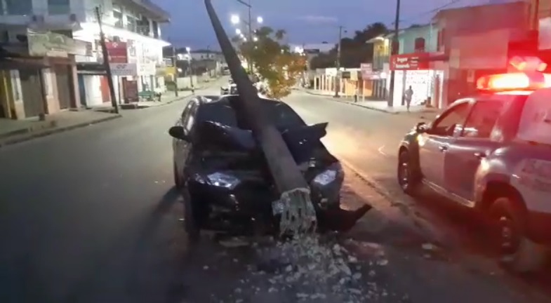Homem perde controle de carro e colide contra poste no Santa Etelvina Homem perde controle de carro e colide contra poste no Santa Etelvina