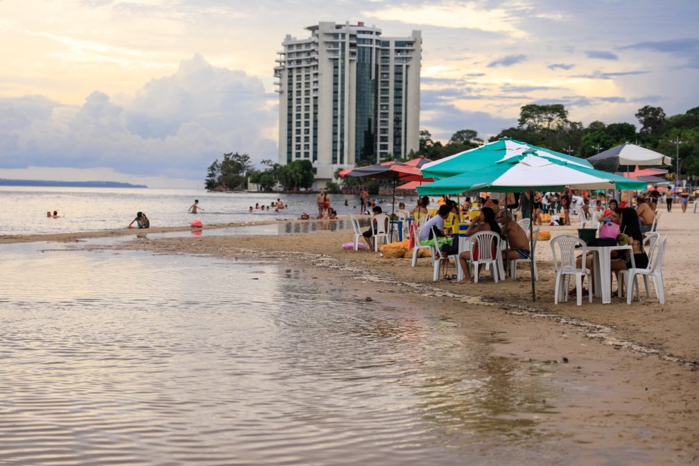 Praia da Ponta Negra tem parte encoberta pelas águas do rio Negro Praia da Ponta Negra tem parte encoberta pelas águas do rio Negro