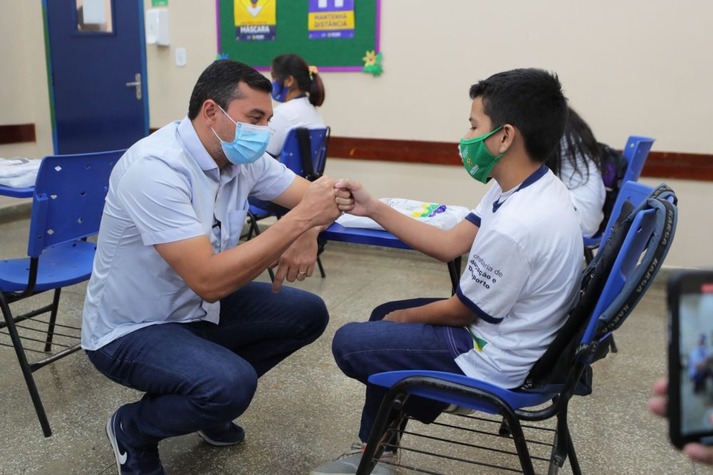 Governador acompanha retomada de aulas presenciais em sistema híbrido em Manaus Governador acompanha retomada de aulas presenciais em sistema híbrido em Manaus