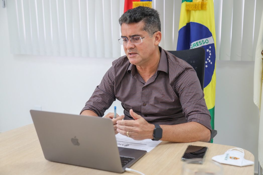 David Almeida destaca monitoramento da Covid-19 em passageiros no aeroporto David Almeida destaca monitoramento da Covid-19 em passageiros no aeroporto