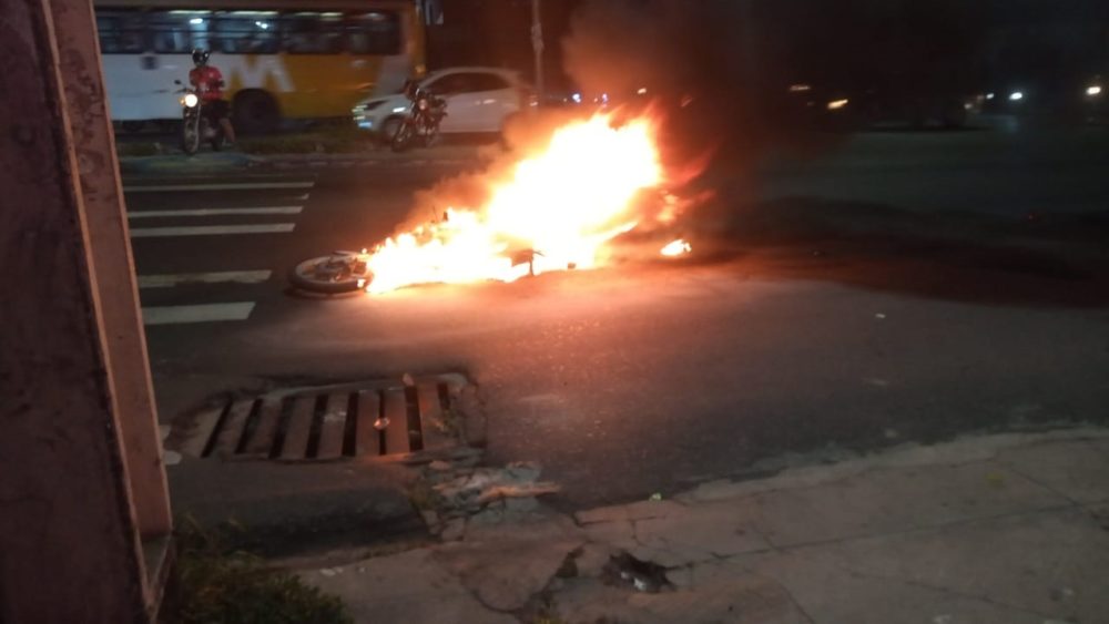 Moto pega fogo após motociclista perder controle e cair na Grande Circular. Veja vídeos Moto pega fogo após motociclista perder controle e cair na Grande Circular. Veja vídeos