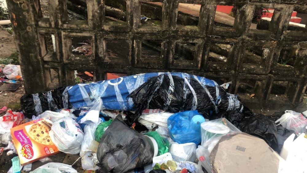 Mulher &eacute; encontrada perto de lixeira e com bilhete citando L7, filho de Z&eacute; Roberto