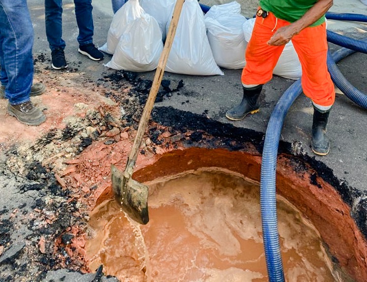 Trecho de rua que cedeu após a cheia começa a ser recuperado no Centro Trecho de rua que cedeu após a cheia começa a ser recuperado no Centro