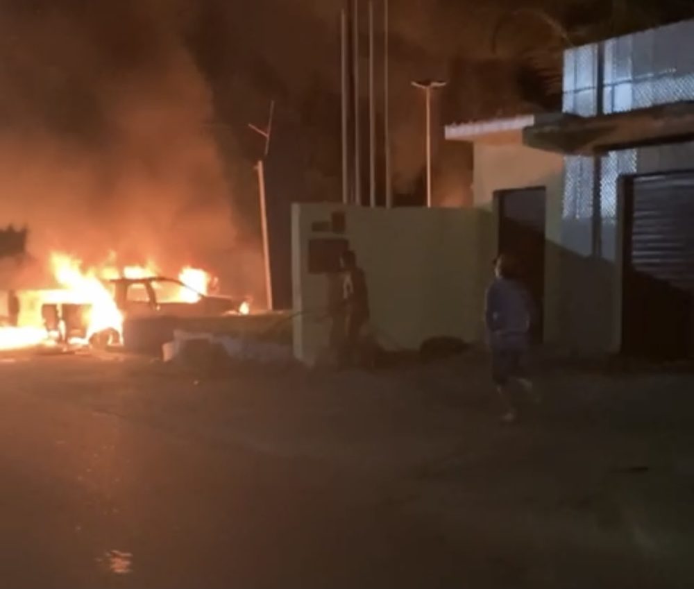 Viaturas são incendiadas em Caapiranga; criminosos chegaram pelo rio Viaturas são incendiadas em Caapiranga; criminosos chegaram pelo rio