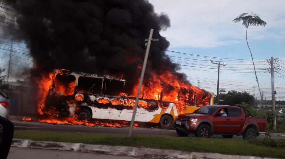 &Ocirc;nibus pega fogo completamente em rotat&oacute;ria; veja v&iacute;deos