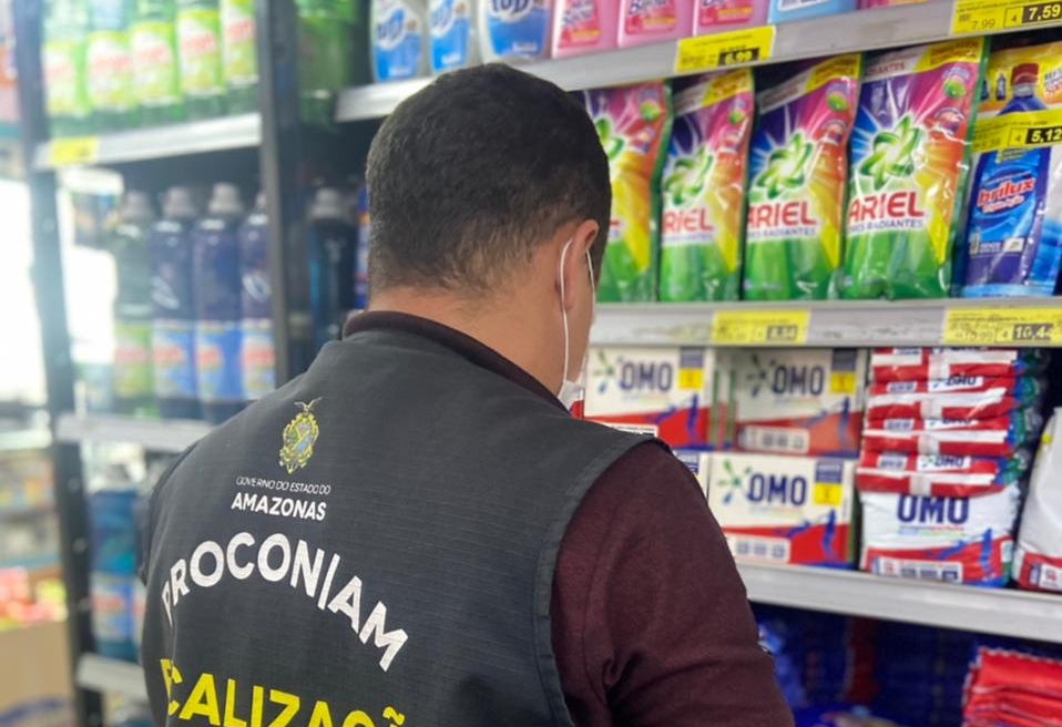 Procon apreende mais de 50kg de produtos inadequados para consumo em supermercado na zona Sul Procon apreende mais de 50kg de produtos inadequados para consumo em supermercado na zona Sul