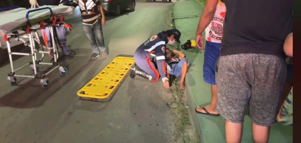 Ajudante de pedreiro fica ferido ao ser atropelado atravessando a rua Ajudante de pedreiro fica ferido ao ser atropelado atravessando a rua