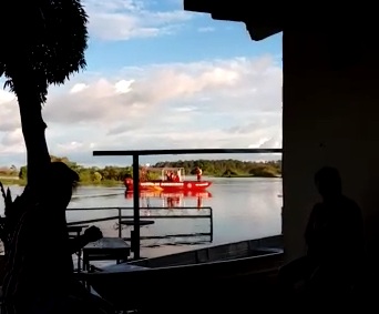 Bombeiros fazem busca por mulher que mergulhou no Puraquequara e desapareceu Bombeiros fazem busca por mulher que mergulhou no Puraquequara e desapareceu