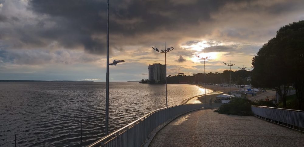 Por medida de segurança na cheia, Prefeitura desliga parte da energia dos postes perto do calçadão da Ponta Negra Por medida de segurança na cheia, Prefeitura desliga parte da energia dos postes perto do calçadão da Ponta Negra
