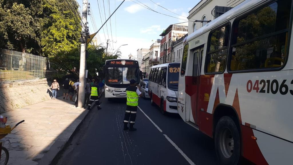 Fiscais de transporte da Prefeitura de Manaus orientam motoristas e usu&aacute;rios no Centro