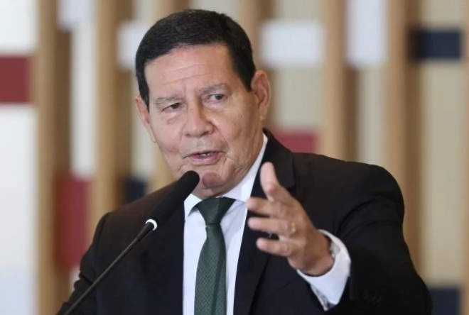 '&Eacute; igual a buscar le&atilde;o na selva', diz Mour&atilde;o sobre ca&ccedil;ada a L&aacute;zaro