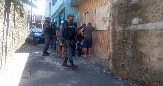 Filho que seria esquizofrênico mata a mãe e arranca a perna dela em Petrópolis Filho que seria esquizofrênico mata a mãe e arranca a perna dela em Petrópolis