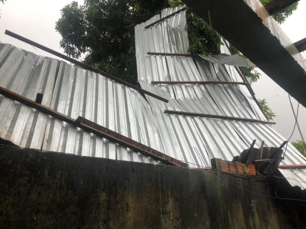 Forte chuva provoca destelhamentos e alaga&ccedil;&otilde;es na capital; previs&atilde;o &eacute; de mais &aacute;gua