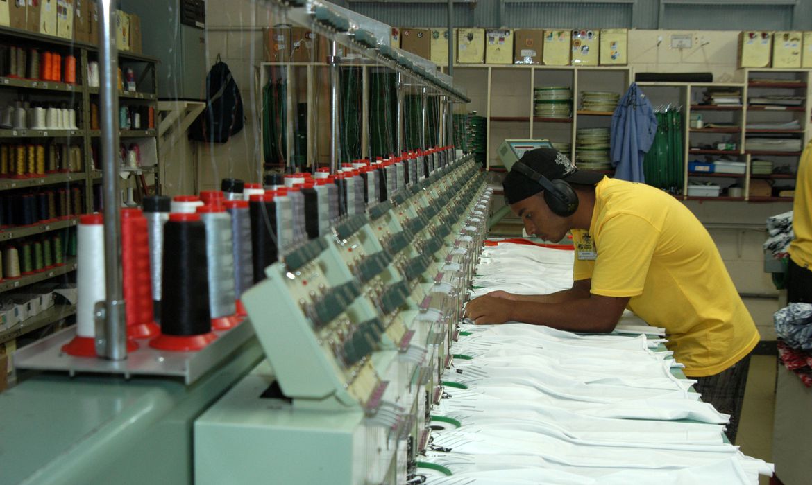 Produção industrial cresce em maio, após queda em abril, diz CNI Produção industrial cresce em maio, após queda em abril, diz CNI