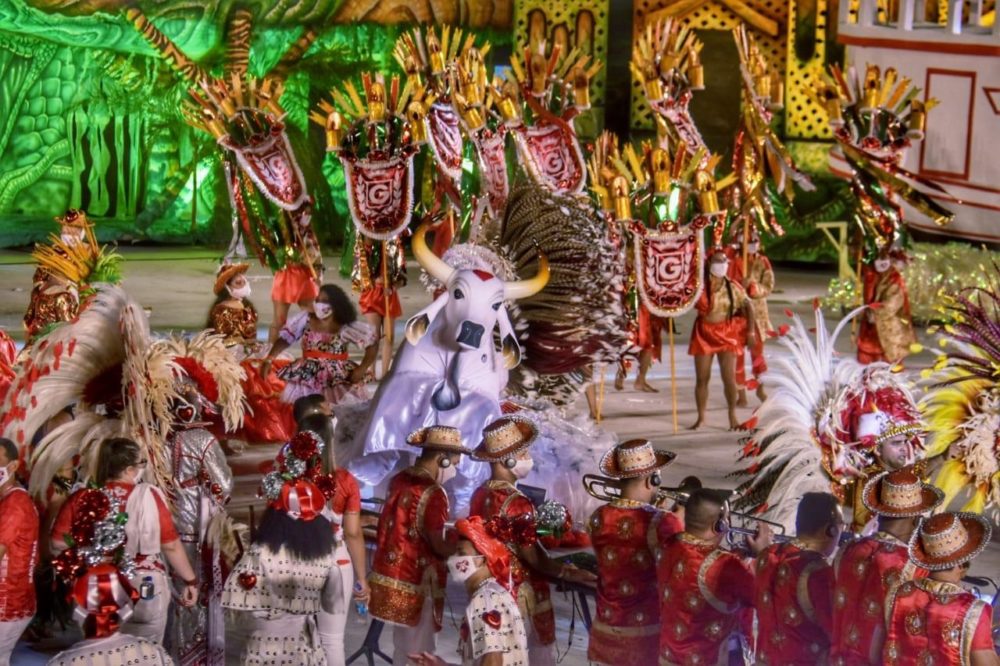 Garantido faz espetáculo com homenagens e brinca de boi na live Festival de Parintins 2021 Garantido faz espetáculo com homenagens e brinca de boi na live Festival de Parintins 2021