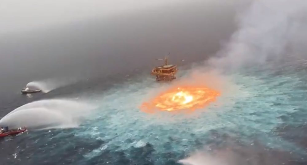 Vazamento de oleoduto provoca incêndio no mar; veja vídeo Vazamento de oleoduto provoca incêndio no mar; veja vídeo