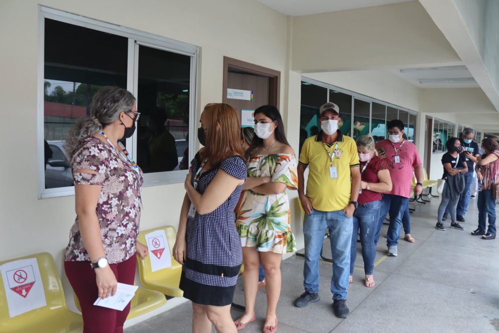 Servidores de educação são imunizados contra a H1N1, pela prefeitura, na sede da Semed Servidores de educação são imunizados contra a H1N1, pela prefeitura, na sede da Semed