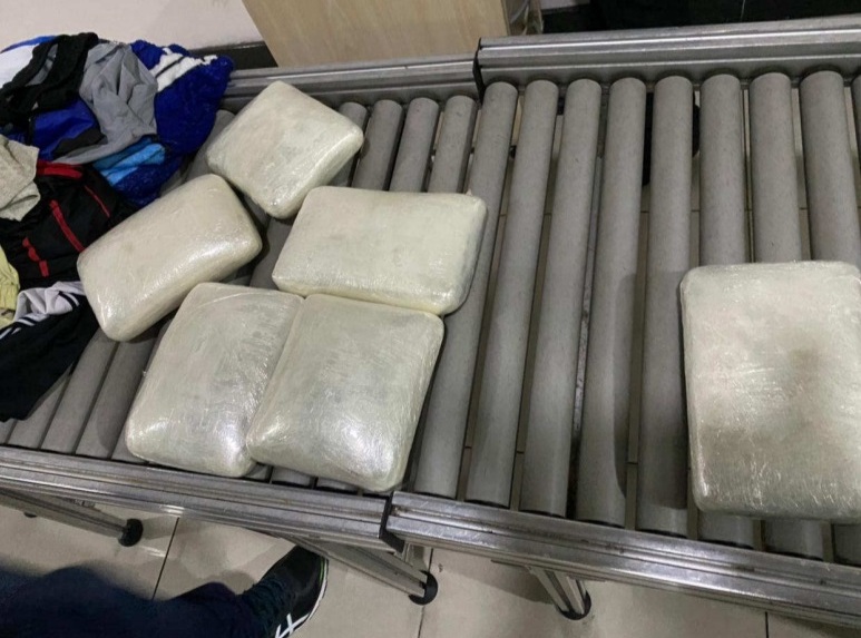 Agente canino e PF apreendem 9kg de skunk em bagagem no aeroporto internacional Agente canino e PF apreendem 9kg de skunk em bagagem no aeroporto internacional