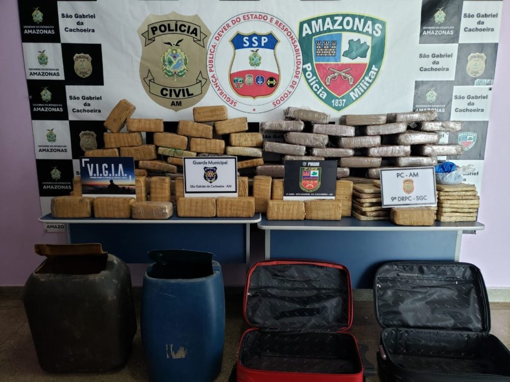 Dentro de barris e malas, PM apreende mais de 120kg de drogas em São Gabriel da Cachoeira Dentro de barris e malas, PM apreende mais de 120kg de drogas em São Gabriel da Cachoeira