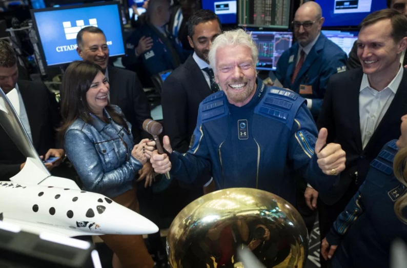 Bilion&aacute;rio Richard Branson vai ao espa&ccedil;o no domingo a bordo do foguete da Virgin Galactic