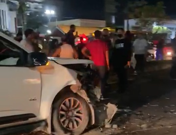Homem é atropelado ao atravessar a Autaz Mirim e colisão envolveu dois carros Homem é atropelado ao atravessar a Autaz Mirim e colisão envolveu dois carros