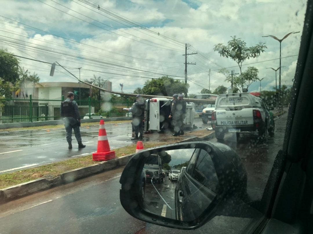 Motorista perde controle durante chuva e bate contra poste na Ponta Negra