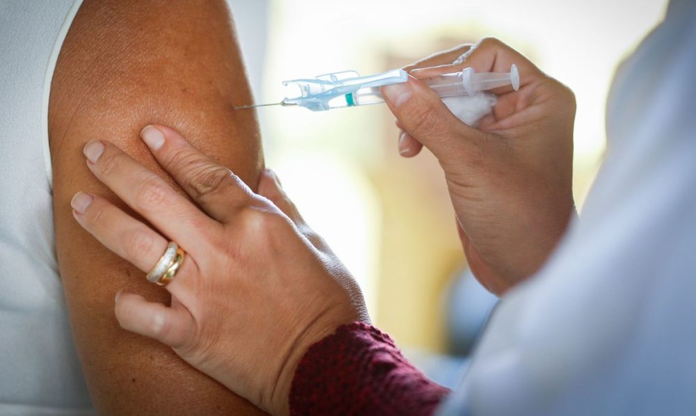 Vacina&ccedil;&atilde;o reduz ocupa&ccedil;&atilde;o de UTIs nos estados para menos de 90%