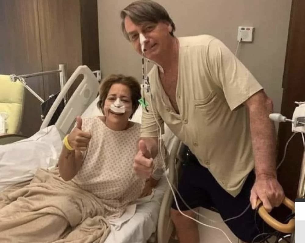 No hospital, Bolsonaro caminha, tira foto com paciente e Michelle diz: ‘Custoso demais’ No hospital, Bolsonaro caminha, tira foto com paciente e Michelle diz: ‘Custoso demais’