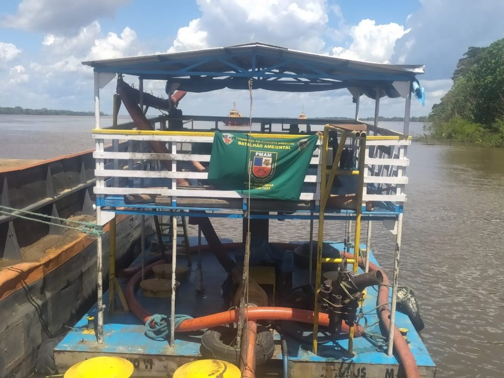 M&aacute;quinas e embarca&ccedil;&atilde;o avaliadas em mais de R$ 1 milh&atilde;o s&atilde;o apreendidas na Base Arp&atilde;o