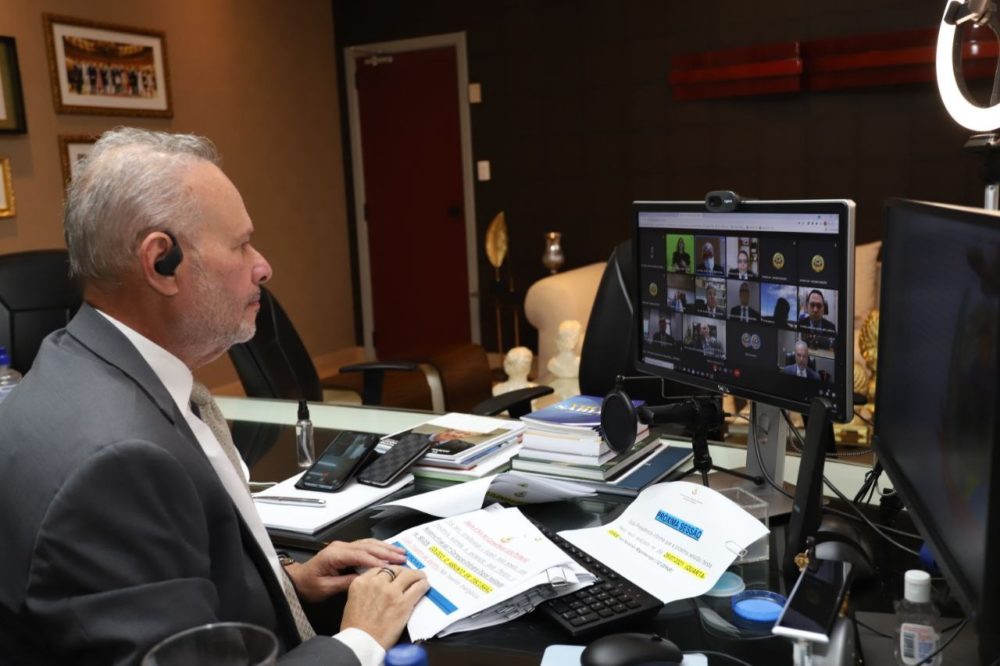 Pleno do TCE-AM julga contas irregulares e multa ex-gestores de Parintins