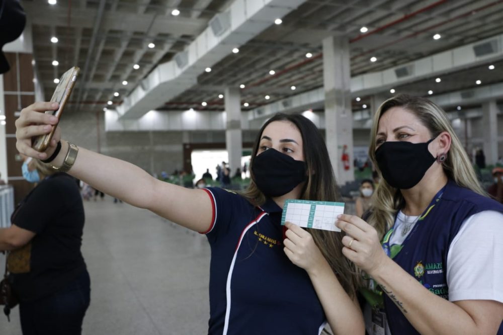 #TBT: Familiares registram hora da vacinação de jovens na Arena da Amazônia #TBT: Familiares registram hora da vacinação de jovens na Arena da Amazônia