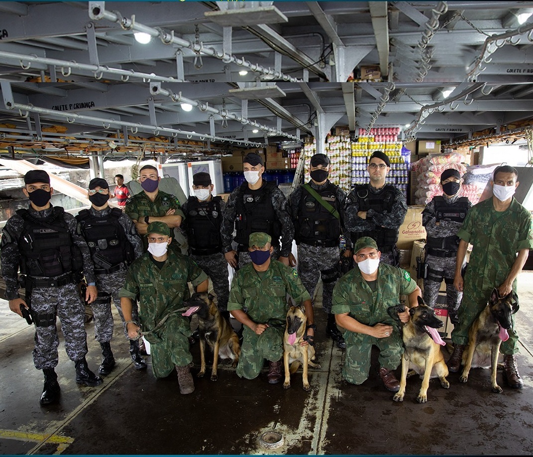 PM e Marinha realizam treinamento de cães policiais no combate ao narcotráfico PM e Marinha realizam treinamento de cães policiais no combate ao narcotráfico