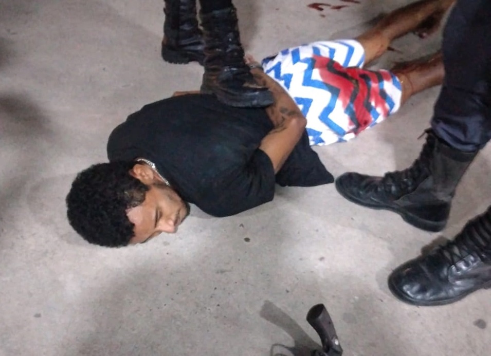 Suspeito de assalto a ônibus é baleado após tentar fugir de abordagem na Torquato Tapajós Suspeito de assalto a ônibus é baleado após tentar fugir de abordagem na Torquato Tapajós