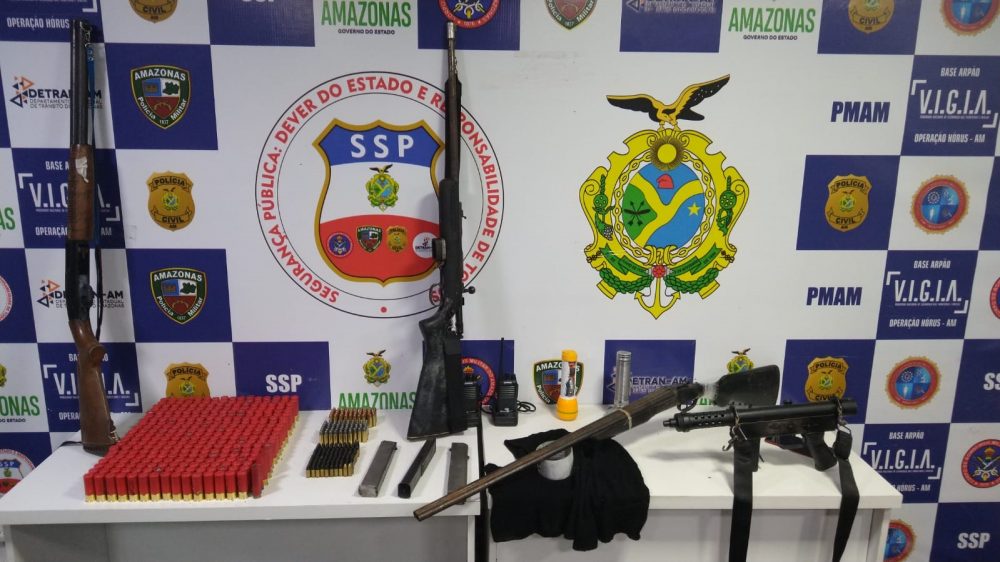 Policiais da Base Arpão aprendem submetralhadora, armas e munições dentro de bote Policiais da Base Arpão aprendem submetralhadora, armas e munições dentro de bote