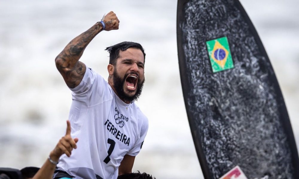 &Iacute;talo Ferreira &eacute; ouro em T&oacute;quio e 1&ordm; campe&atilde;o ol&iacute;mpico no surfe