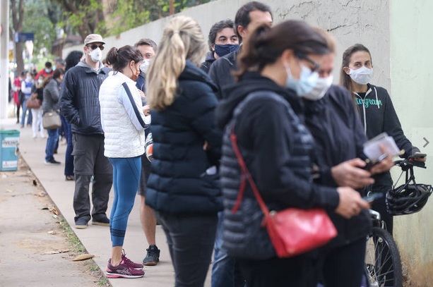 Prefeito de SP sanciona lei que manda 'sommelier de vacina' para fim da fila